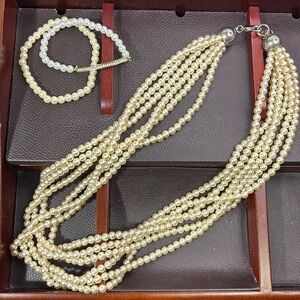 Costume jewelry set of pearls!